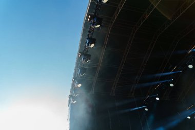 Konserde profesyonel ışıkla sahne.