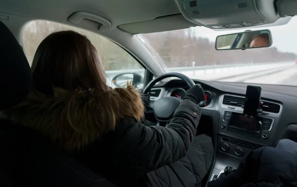 冬に車を運転する女 — ストック写真