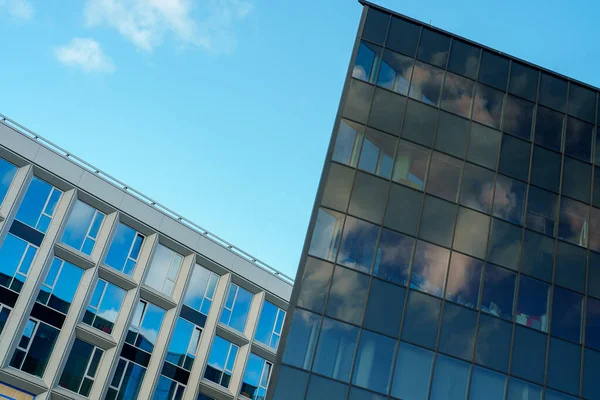 Modernes Bürogebäude Mit Blauen Fenstern — Stockfoto