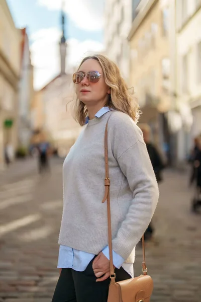 Female Tourist Sunglasses Old Tallinn — Stockfoto