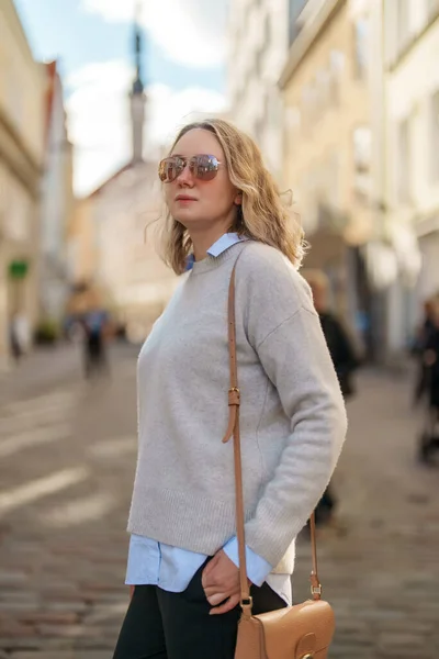 Female Tourist Sunglasses Old Tallinn — Stock fotografie