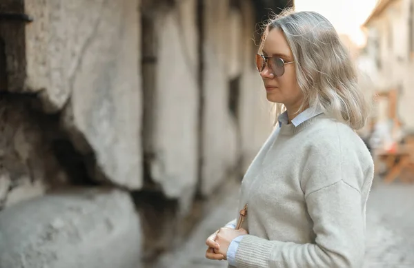 Female Tourist Sunglasses Exploring Old Town — Φωτογραφία Αρχείου