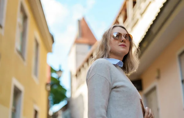 Female Tourist Sunglasses Old Tallinn — Stock Photo, Image