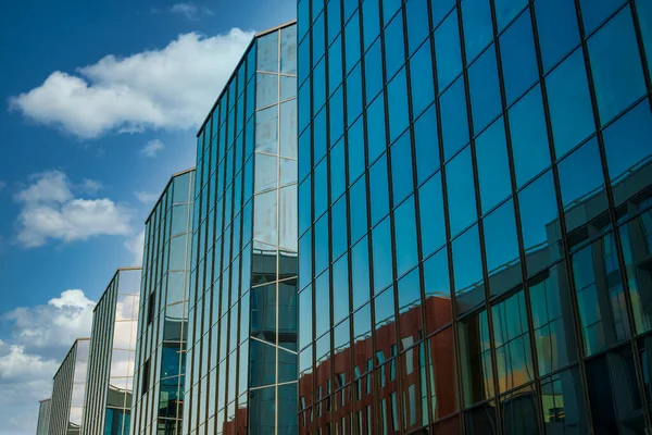 Modernes Bürogebäude Mit Blauen Quadratischen Fenstern — Stockfoto