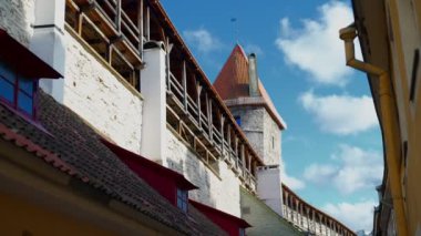 Yazın eski Tallinn 'in kale duvarları.