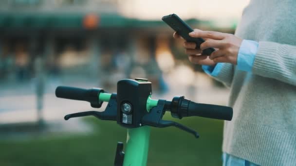 Donna Che Utilizza App Sullo Smartphone Sbloccare Scooter Elettrico Strada — Video Stock