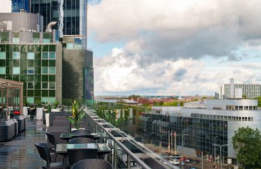 İçi masa ve sandalyelerle dolu, çatıdaki kafe..