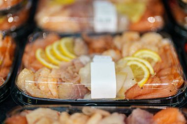 Süpermarkette atıştırmalıklar. Karides ve tuzlanmış kırmızı balık..