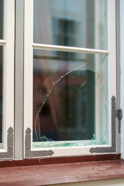 Evde kırık bir pencere var. Vandalizm ve katliamlar.