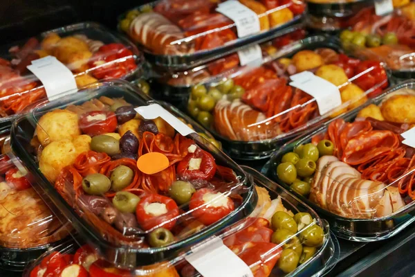 Σνακ Στο Σούπερ Μάρκετ Ελιές Πεπερόνι Και Γεμιστές Ντομάτες — Φωτογραφία Αρχείου