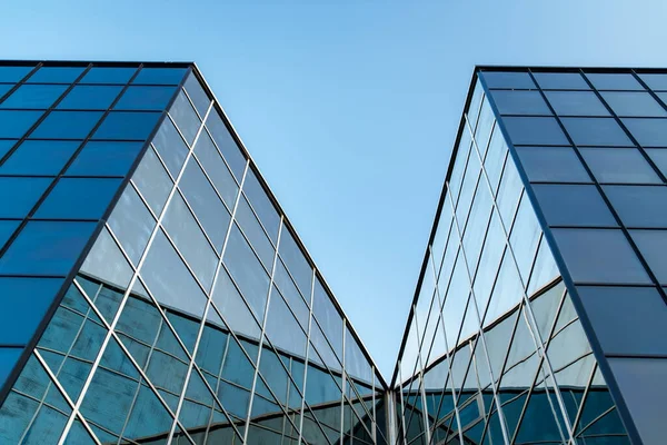 Modern Kantoorgebouw Met Blauwe Ramen — Stockfoto