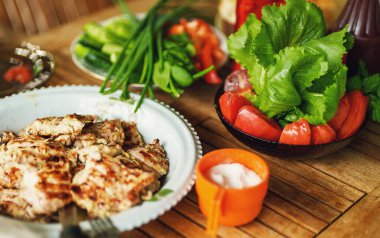 Tavuk ve taze sebzelerden Shashlik..