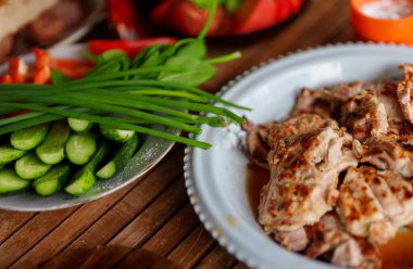 Tavuk ve taze sebzelerden Shashlik..