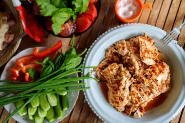 Tavuk ve taze sebzelerden Shashlik..