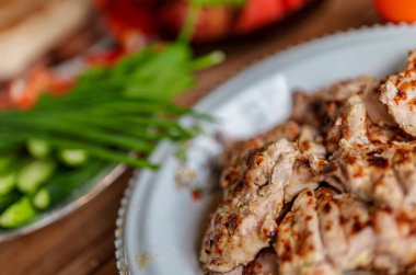 Tavuk ve taze sebzelerden Shashlik..