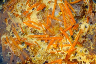 Havuçlu et kazanda ateşte pişirilir. Pilaf 'ın aşçılığı adım adım.