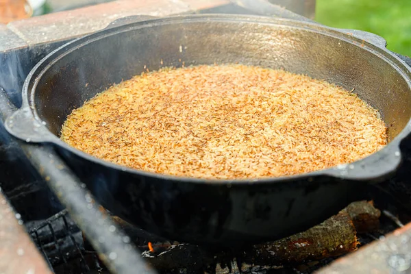 Pirinç Kazanda Ateşte Pişirilir Pilaf Aşçılığı Adım Adım — Stok fotoğraf