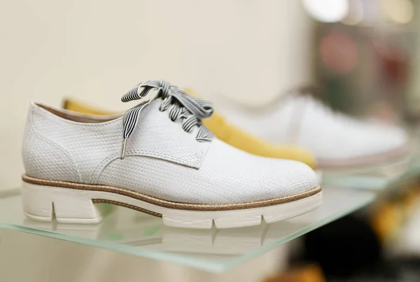 Zapatos Blancos Una Zapatería — Foto de Stock