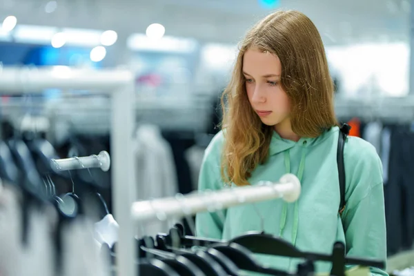 Девушка Подросток Выбирает Одежду Торговом Центре — стоковое фото