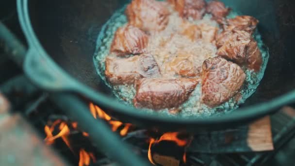 Mięso Gotuje Się Płonącym Kotle Krok Kroku Gotowanie Pilaf — Wideo stockowe