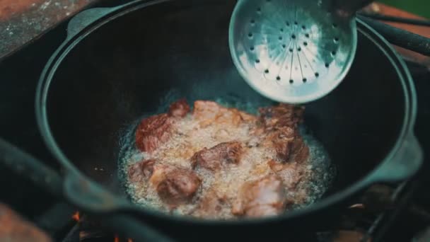 Húst Katlanban Sütik Lángokban Pilaf Lépésről Lépésre Történő Főzése — Stock videók