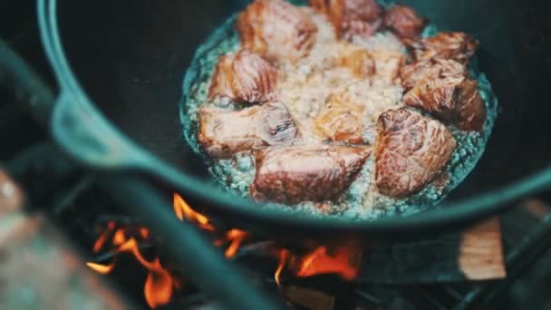 Schritt Für Schritt Kochen Von Pilaf Kessel Flammen — Stockvideo
