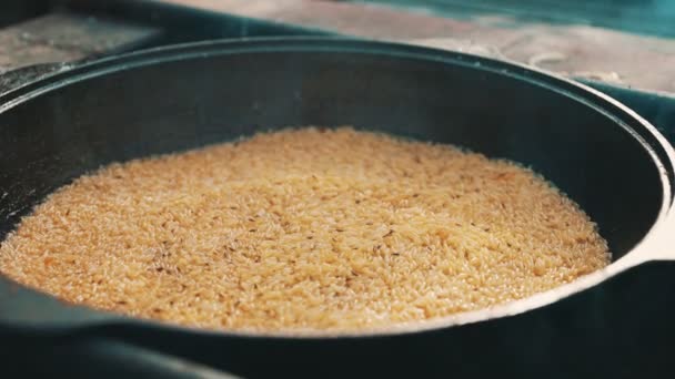 Arroz Cozido Caldeirão Chamas Cozinhar Passo Passo Pilaf — Vídeo de Stock