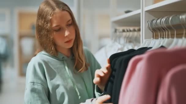 Дівчина Підліток Вибирає Одяг Торговому Центрі — стокове відео