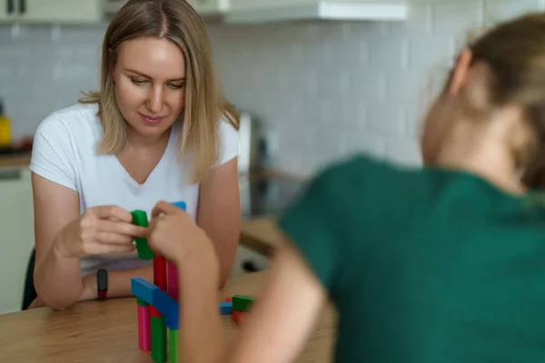 Frau Und Tochter Spielen Jenga Tower Spiel Hause — Stockfoto