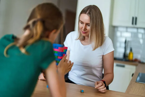 Kvinna Och Dotter Spelar Jenga Tower Spel Hemma — Stockfoto