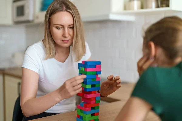 Frau Und Tochter Spielen Jenga Tower Spiel Hause — Stockfoto