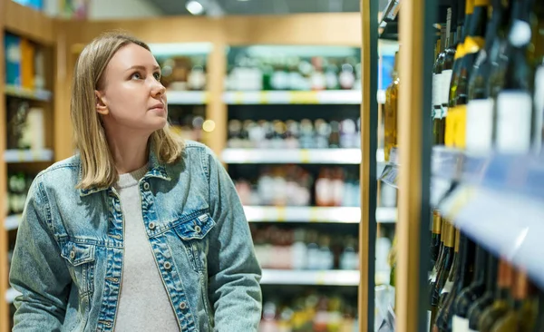 Woman Choosing Wine Alcohol Supermarket — Stock Photo, Image