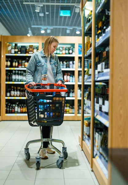Kobieta Wybierająca Wino Supermarkecie Alkoholowym — Zdjęcie stockowe