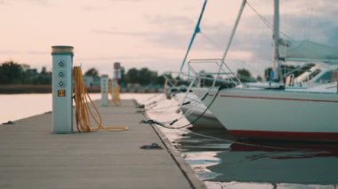 Limandaki tekneler için şarj istasyonu..