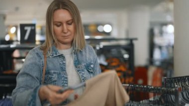 Güzel bir kadın mağazadan kıyafet seçer..