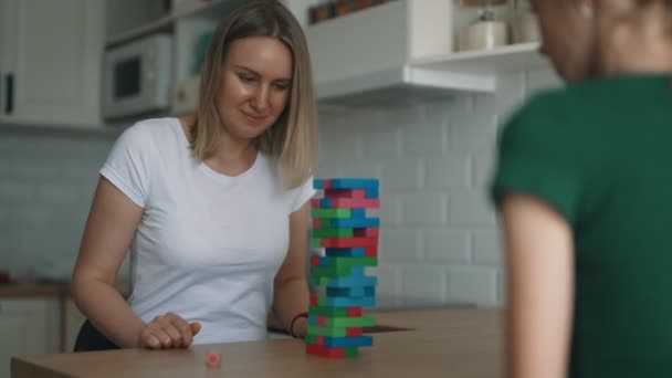 Mulher Filha Jogando Jenga Torre Jogo Casa — Vídeo de Stock