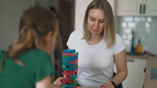 Femme Fille Jouant Jenga Tour Jeu Maison — Video