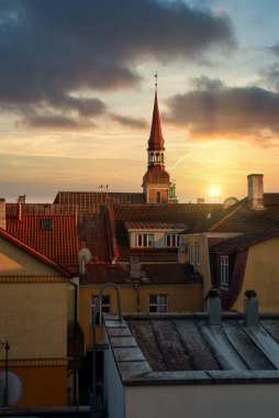 Yazın eski Parnu şehrinin manzarası.