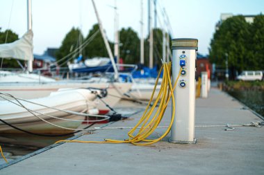 Limandaki tekneler için şarj istasyonu..