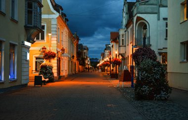 Yazın Parnu şehrinde gece caddesi.