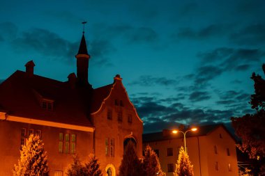 Parnu şehrinde yaz aylarında restoranları olan bir gece sokağı..