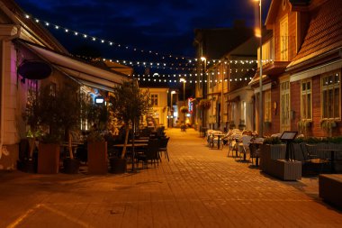 Parnu şehrinde yaz aylarında restoranları olan bir gece sokağı..