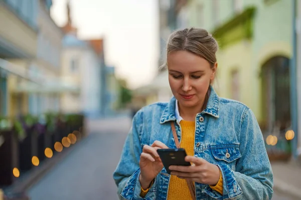 Female Tourist Lost Old City — Stock Photo, Image