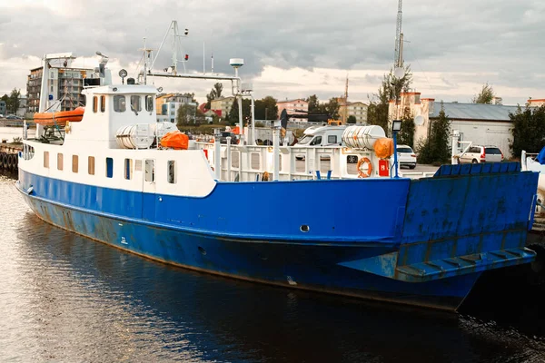 Scheepvaart Veerboot Aangemeerd Pier — Stockfoto