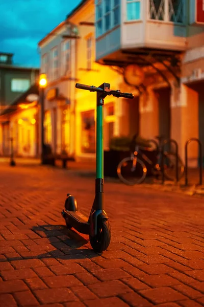 Scooter Eléctrico Ciudad Vieja Por Noche — Foto de Stock