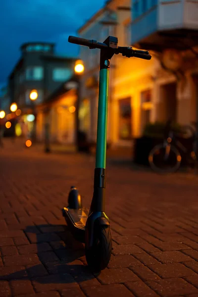 Scooter Elettrico Nella Città Vecchia Sera — Foto Stock