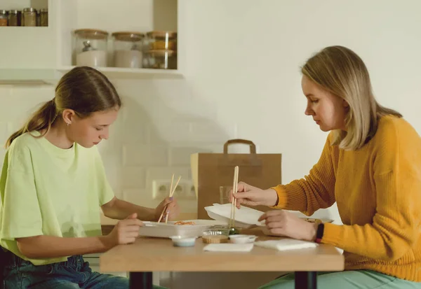 Mamma Och Dotter Äter Sushi Hemma — Stockfoto