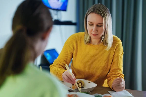 Anya Lánya Otthon Esznek Sushit — Stock Fotó