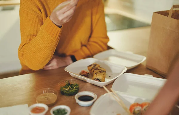 吃外卖寿司卷的人 — 图库照片