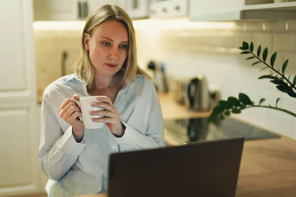 Vacker Kvinna Som Använder Laptop Hemma — Stockfoto